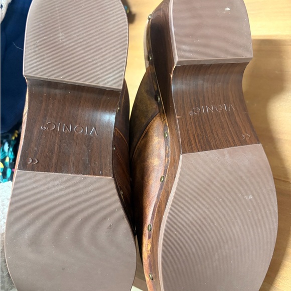 Vionic Women's Rich Brown Leather Clogs - Picture 9 of 9